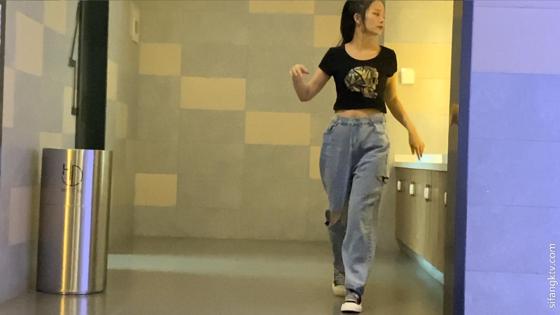 大神潜入医院厕所偷拍美女医生和患者 贴逼拍摄 危险系数也是相当大的 第二季.mp4_2023.jpg